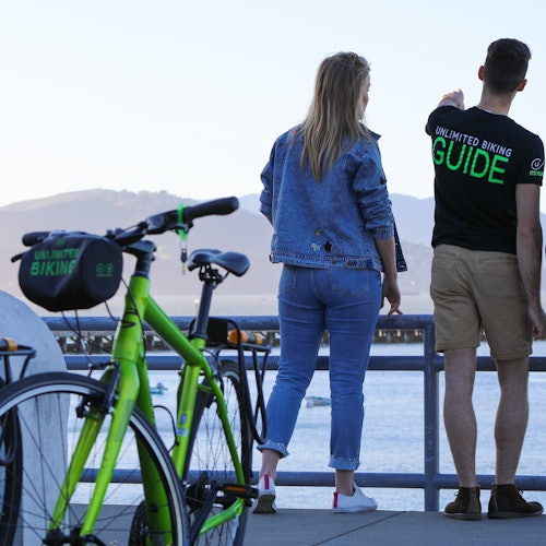 Un guía muestra un punto de interés en un recorrido