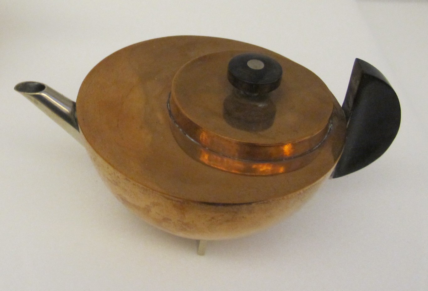 Teekanne MT 49 von Marianne Brandt, 1924, Bauhaus-Museum Weimar