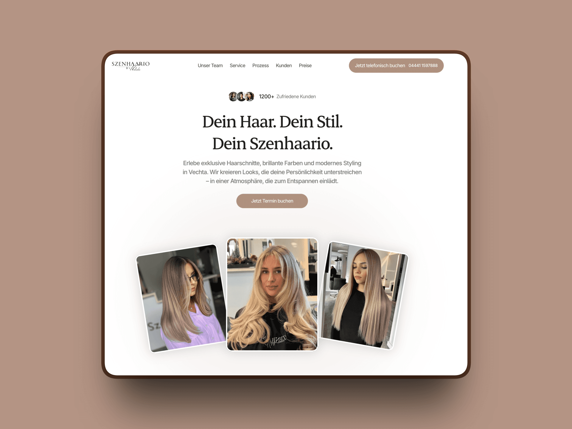 Dieses Bild zeigt den Hero der Startseite mit dem Claim „Dein Haar. Dein Stil. Dein Szenhaario.“ und einer kurzen Einleitung zum Angebot des Salons. Darunter sind drei große Vorher‑/Nachher‑ähnliche Hairstyling‑Fotos angeordnet, während oben der Call‑to‑Action „Jetzt Termin buchen“ mit der Telefonnummer hervorgehoben ist, um sofortige Kontaktaufnahme per Anruf zu fördern.