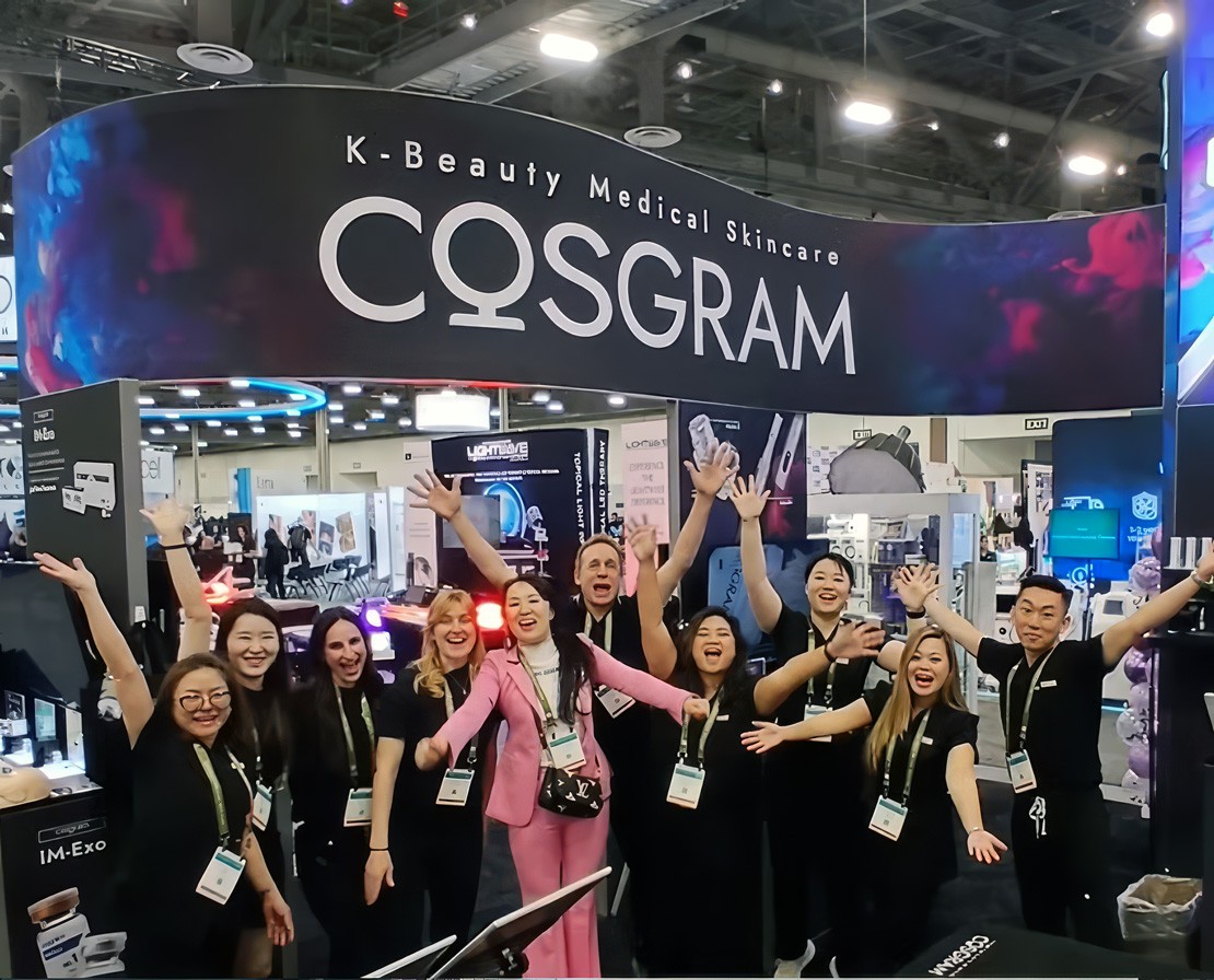 a blue button with a white envelope on it