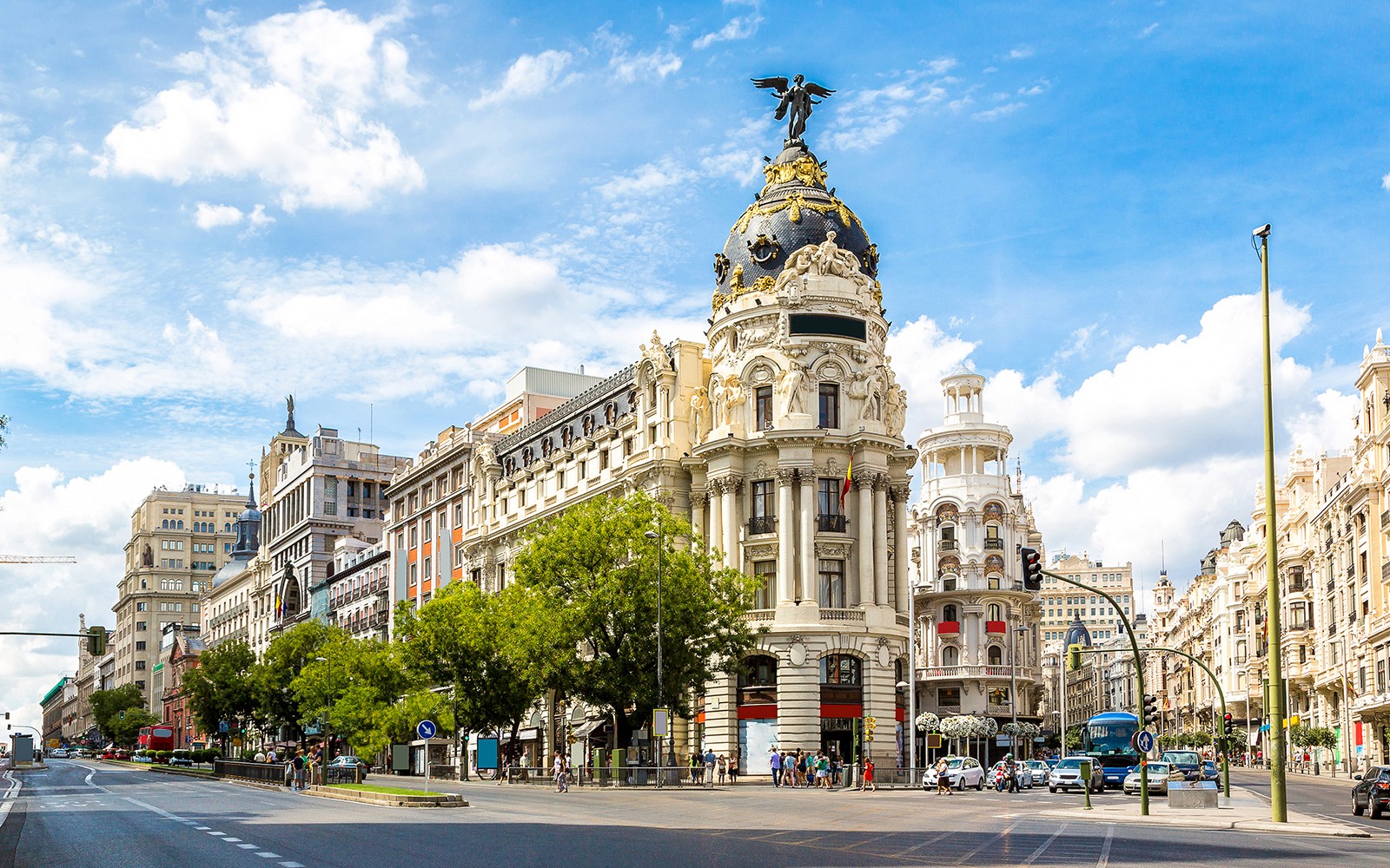 Bus à arrêts multiples de Madrid près de l'immeuble Metropolis sur la Gran Via.