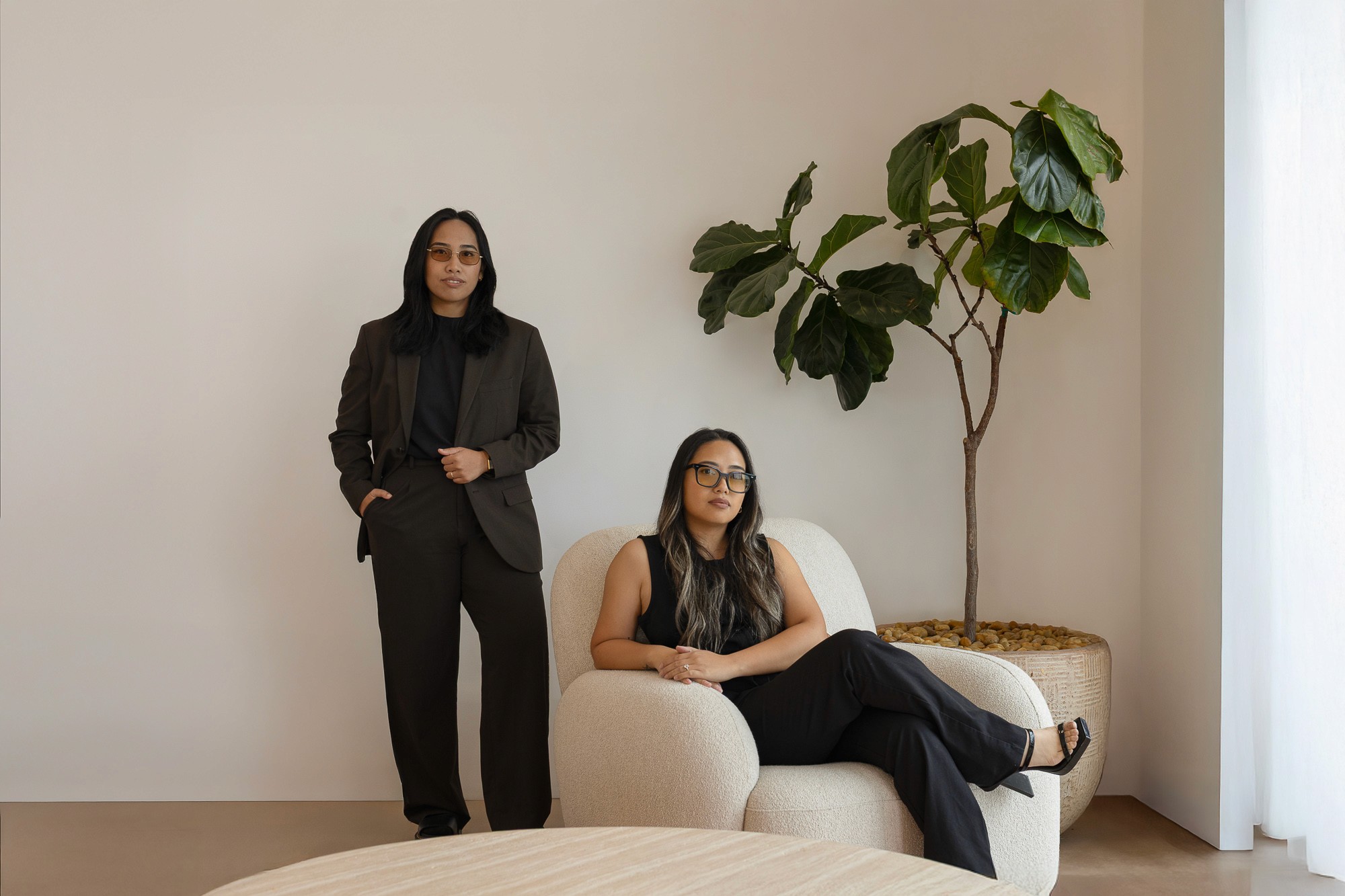 black and gray microphone stand