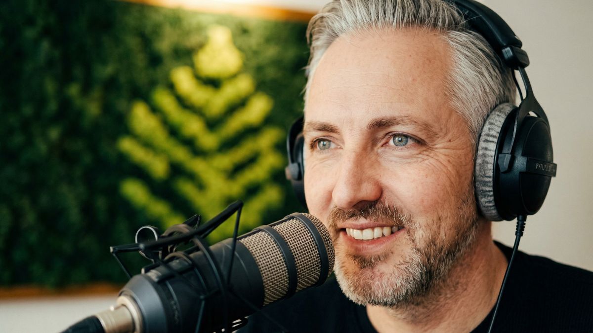 Gemütlicher Gemeinschaftsbereich in einem KMU mit Pflanzen und modernem Mobiliar