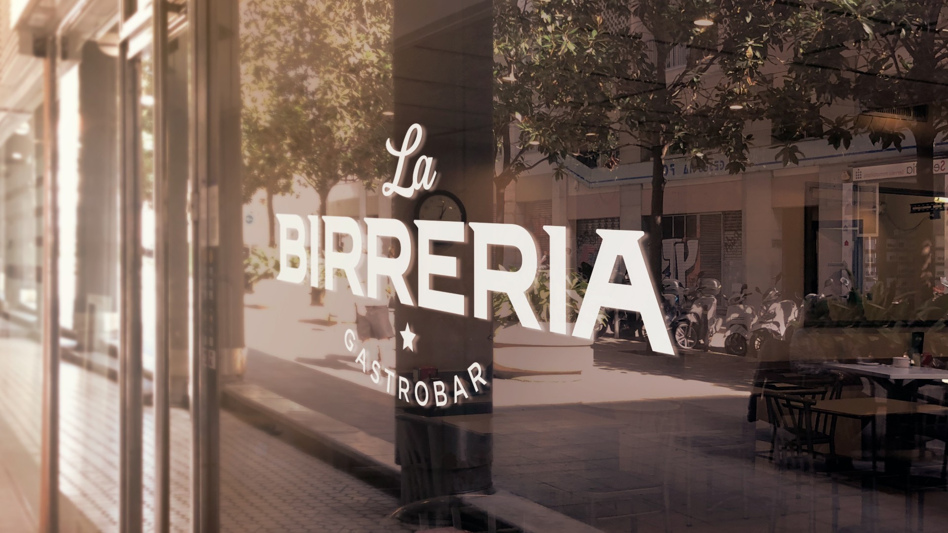 Diseño de logotipo moderno y con carácter para La Birrería – estudio de branding gastronómico.