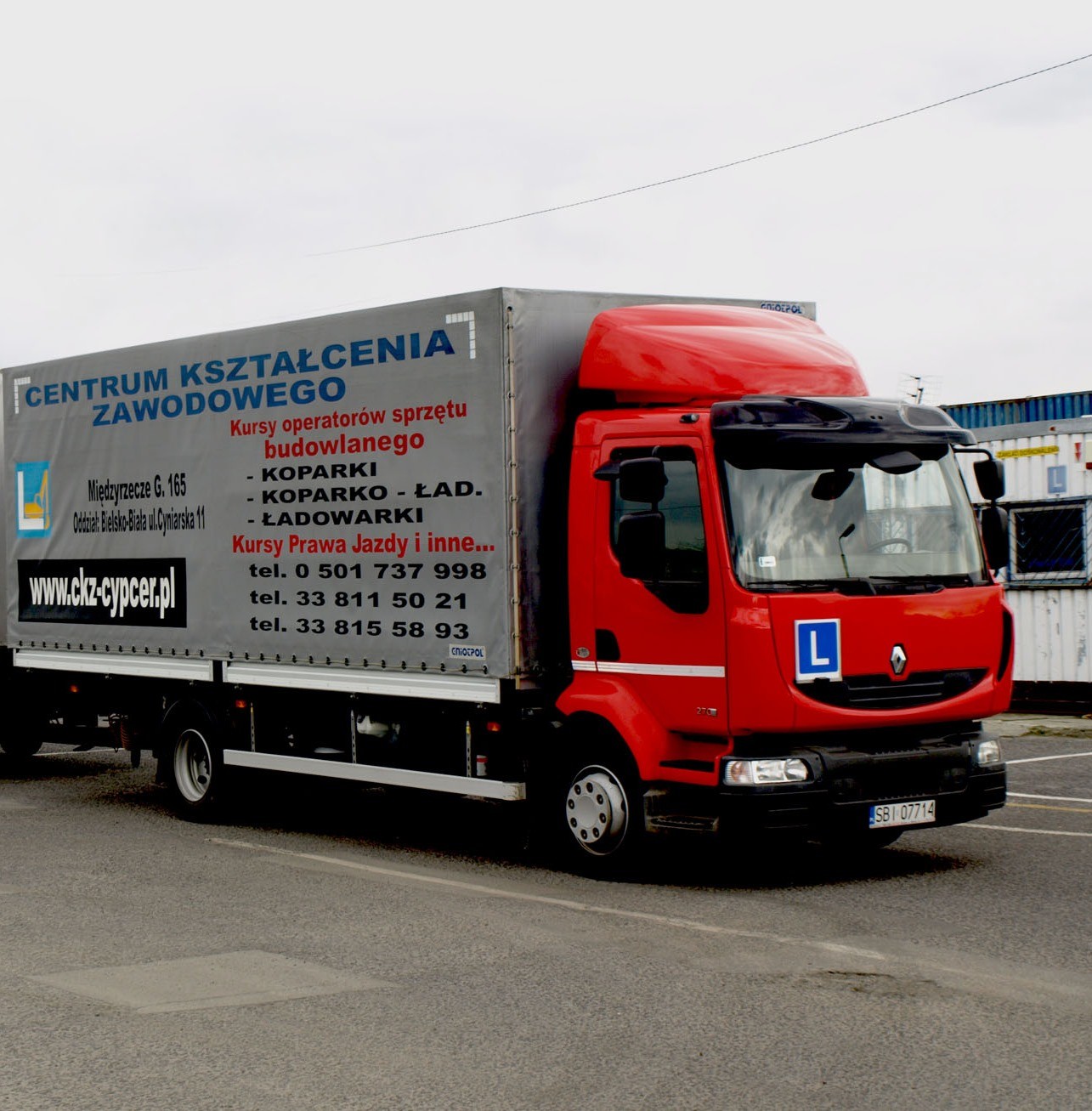 Kurs prawa jazdy kategorii C w CKZ Cypcer, przeznaczony dla osób chcących zdobyć uprawnienia do prowadzenia pojazdów ciężarowych.
