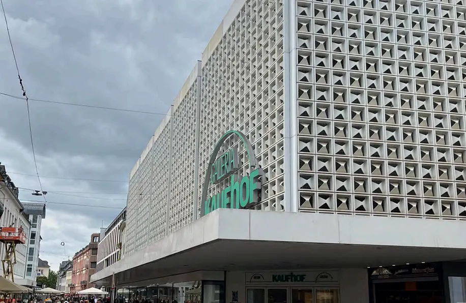 Isometrische Zeichnung eines Bauprojekts mit mehreren Gebäuden und markierten Strukturen in Rot