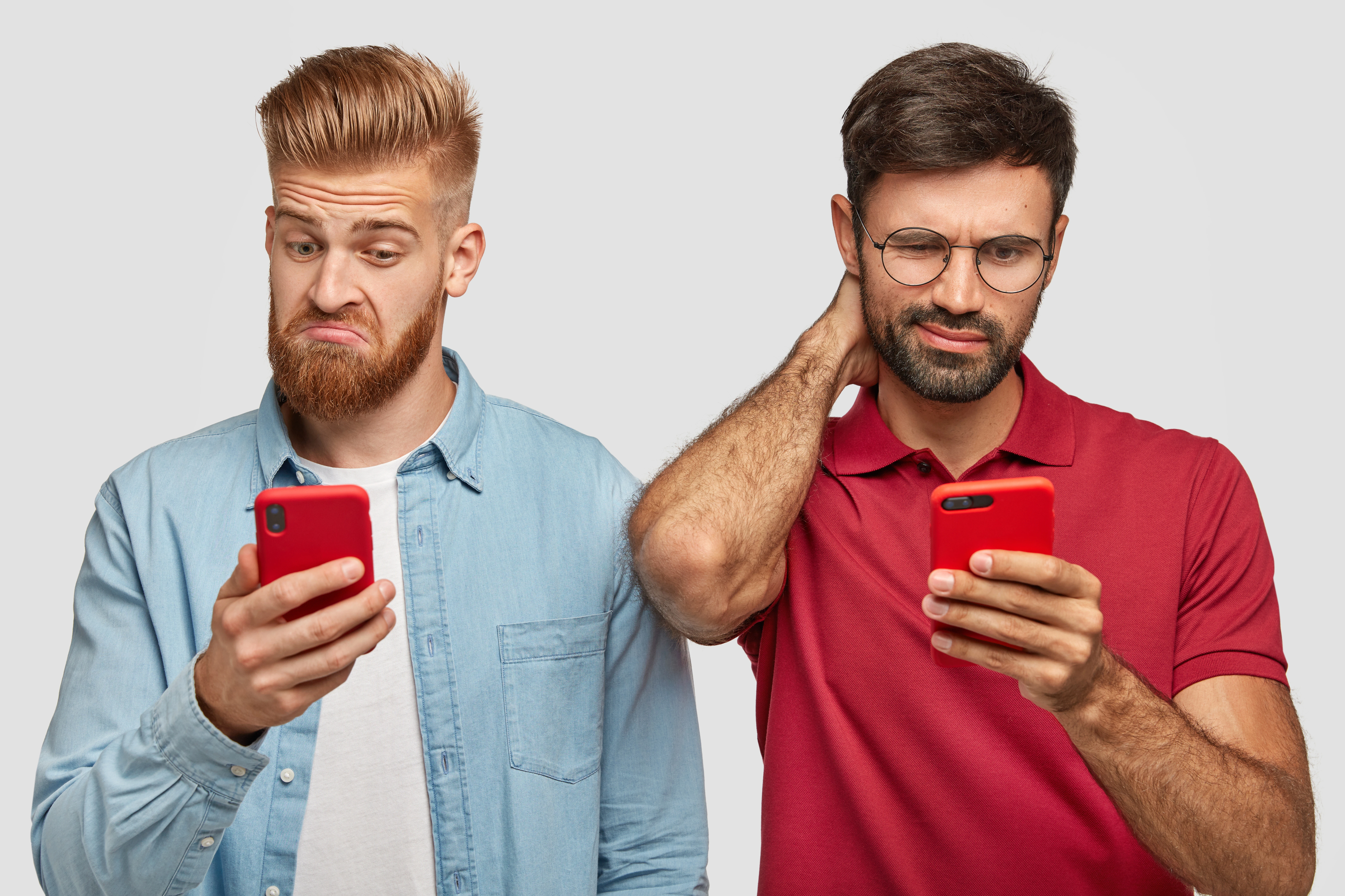 Dos hombres mirando el celular con preocupación, reflejando el impacto de las redes sociales en la salud mental