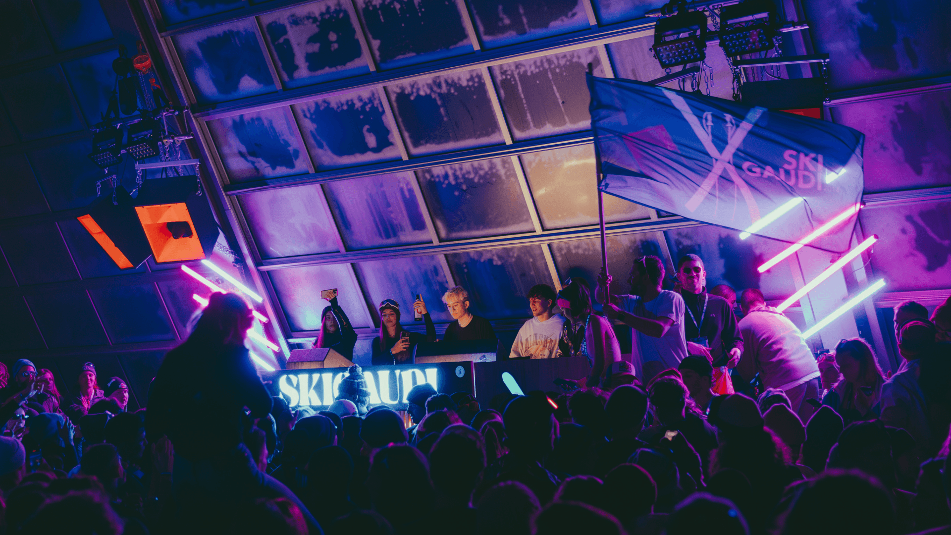 Skigaudi Studenten Winterfestival vor Alpenkulisse mit DJs im Freien.