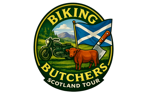 Authentisches rundes Reiselogo Biking Butchers Scotland Tour mit Motorrad, Angus-Rind, Messer und schottischer Flagge