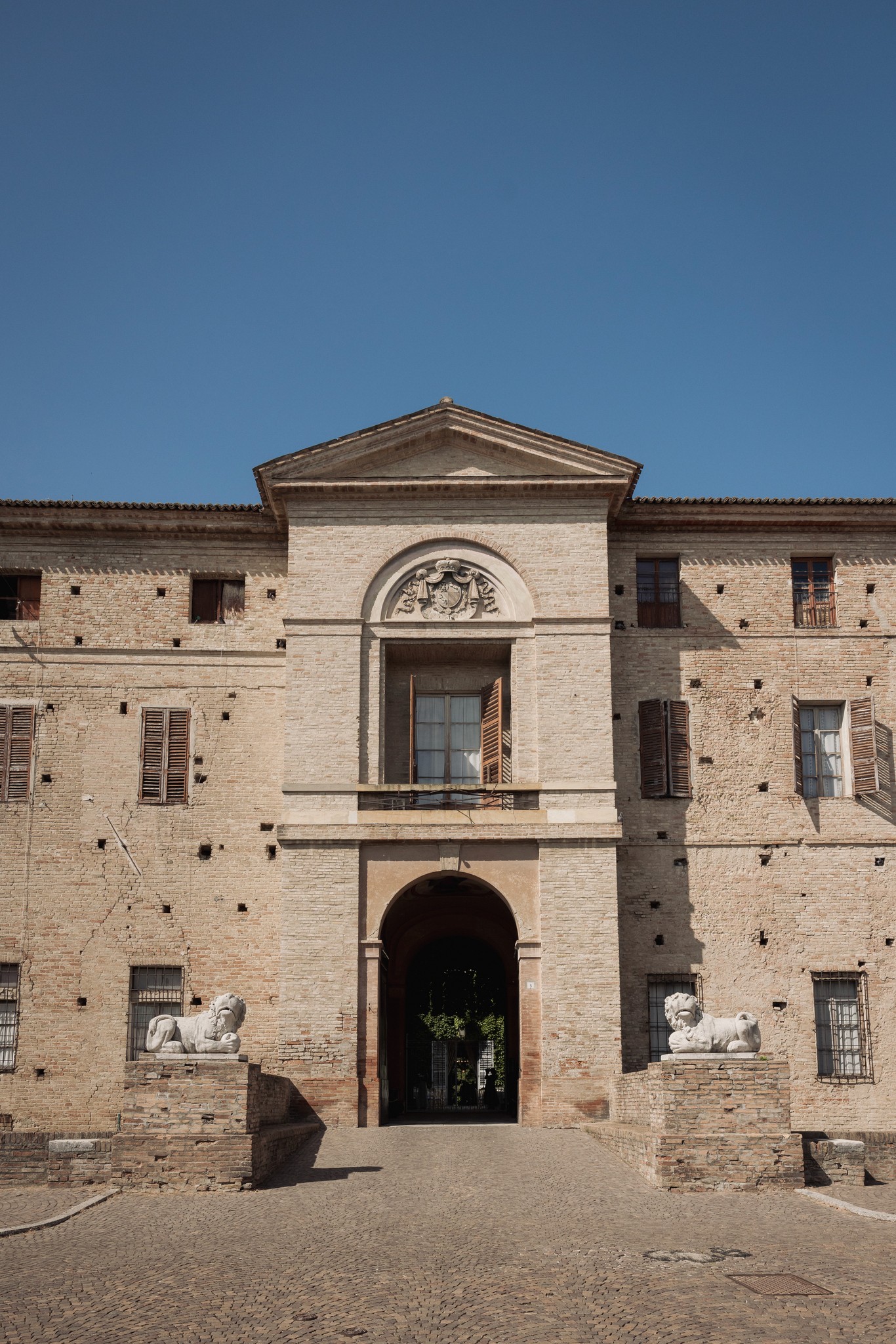 Facciata della Rocca di Soragna con portale d'ingresso in mattoni, cielo sereno, location matrimonio in Emilia-Romagna