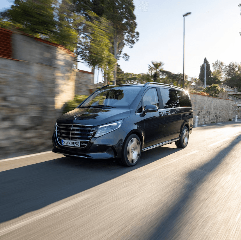 un chauffeur privé qui ouvre la porte de voiture à son client