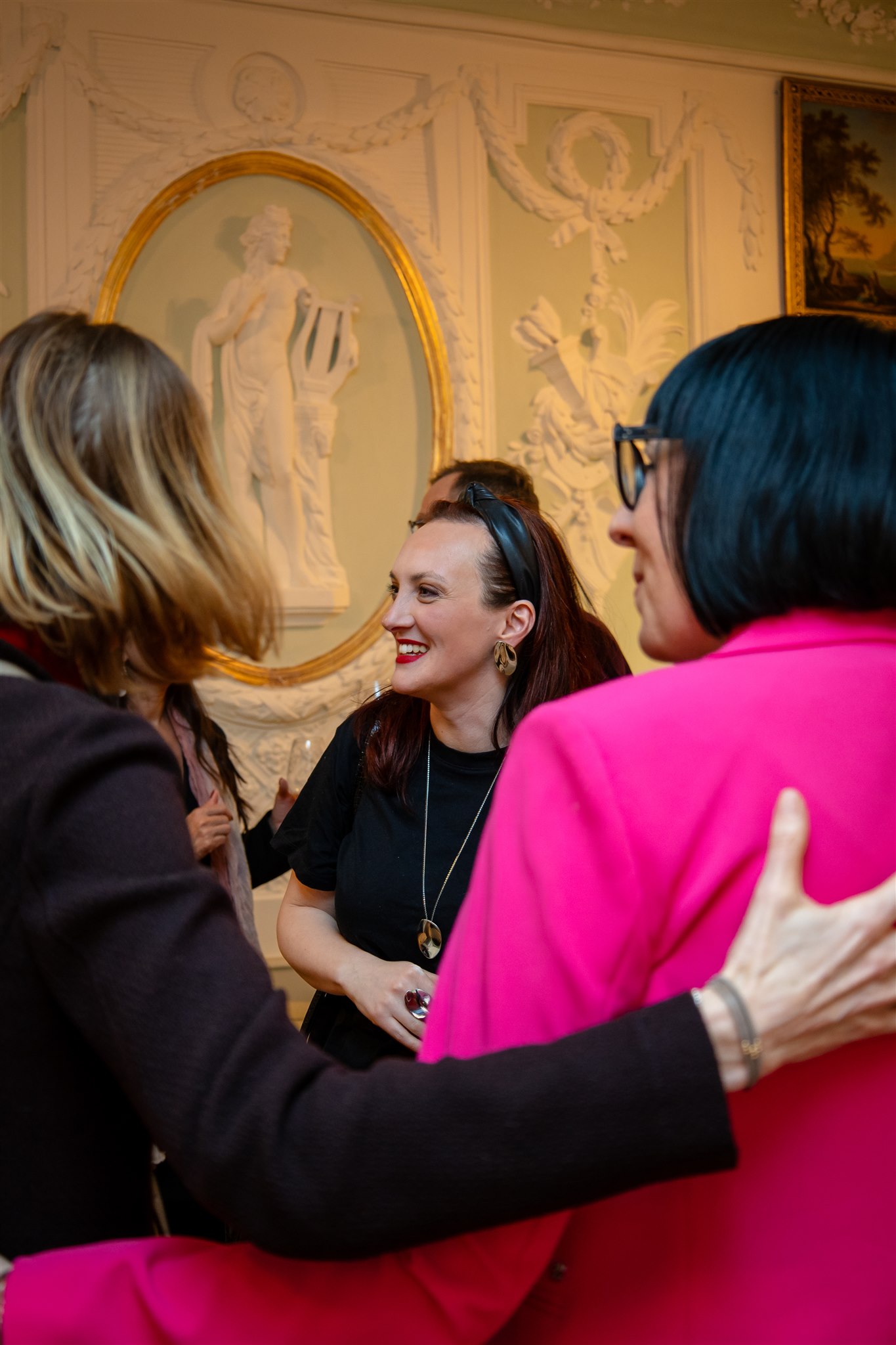 Author greeting guest during Recht KI book launch event in Zurich