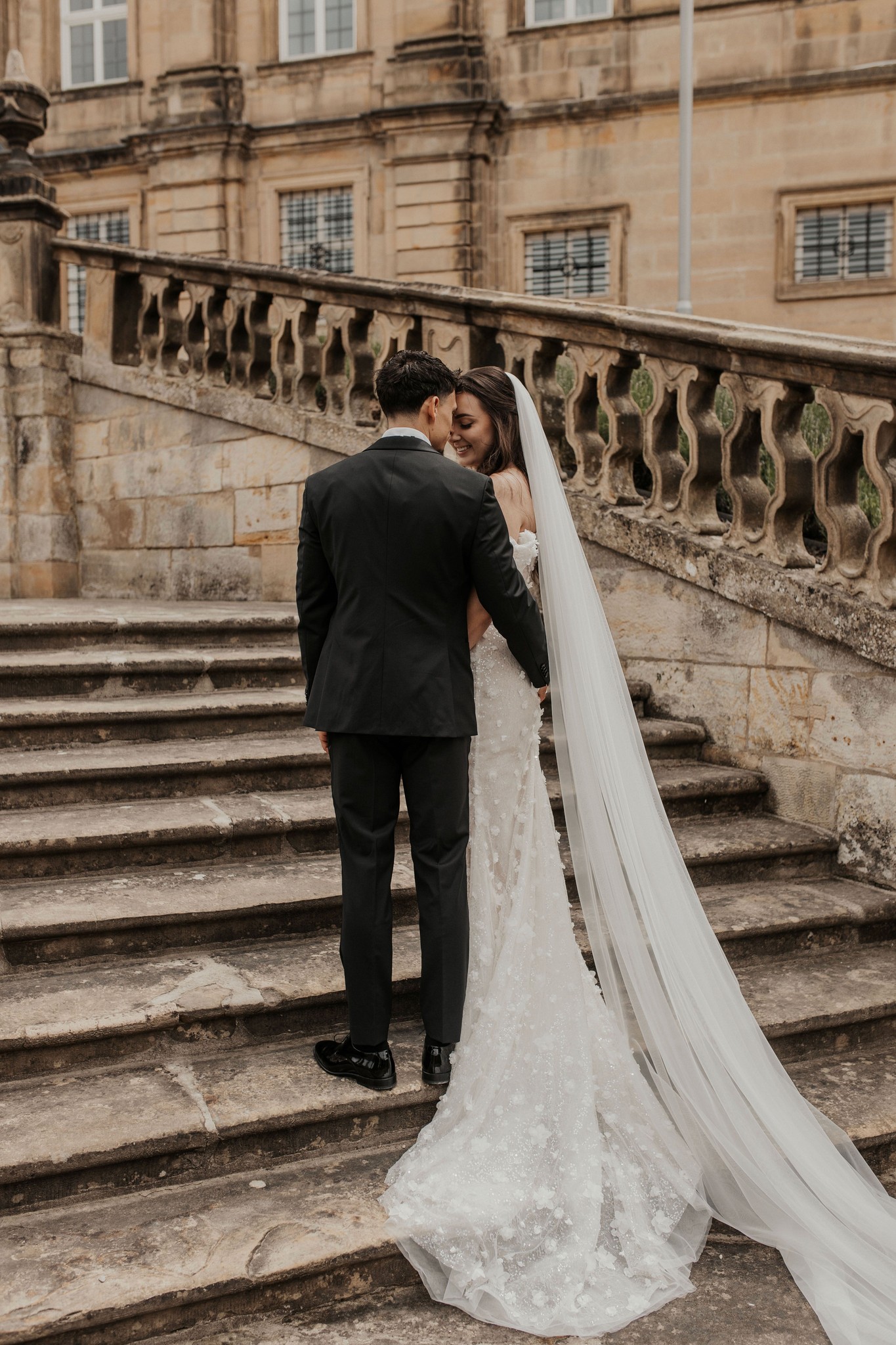 Brautpaar-Shooting auf einer historischen Steintreppe – zeitlose und ehrliche Hochzeitsfotografie von Selina Fröhlich