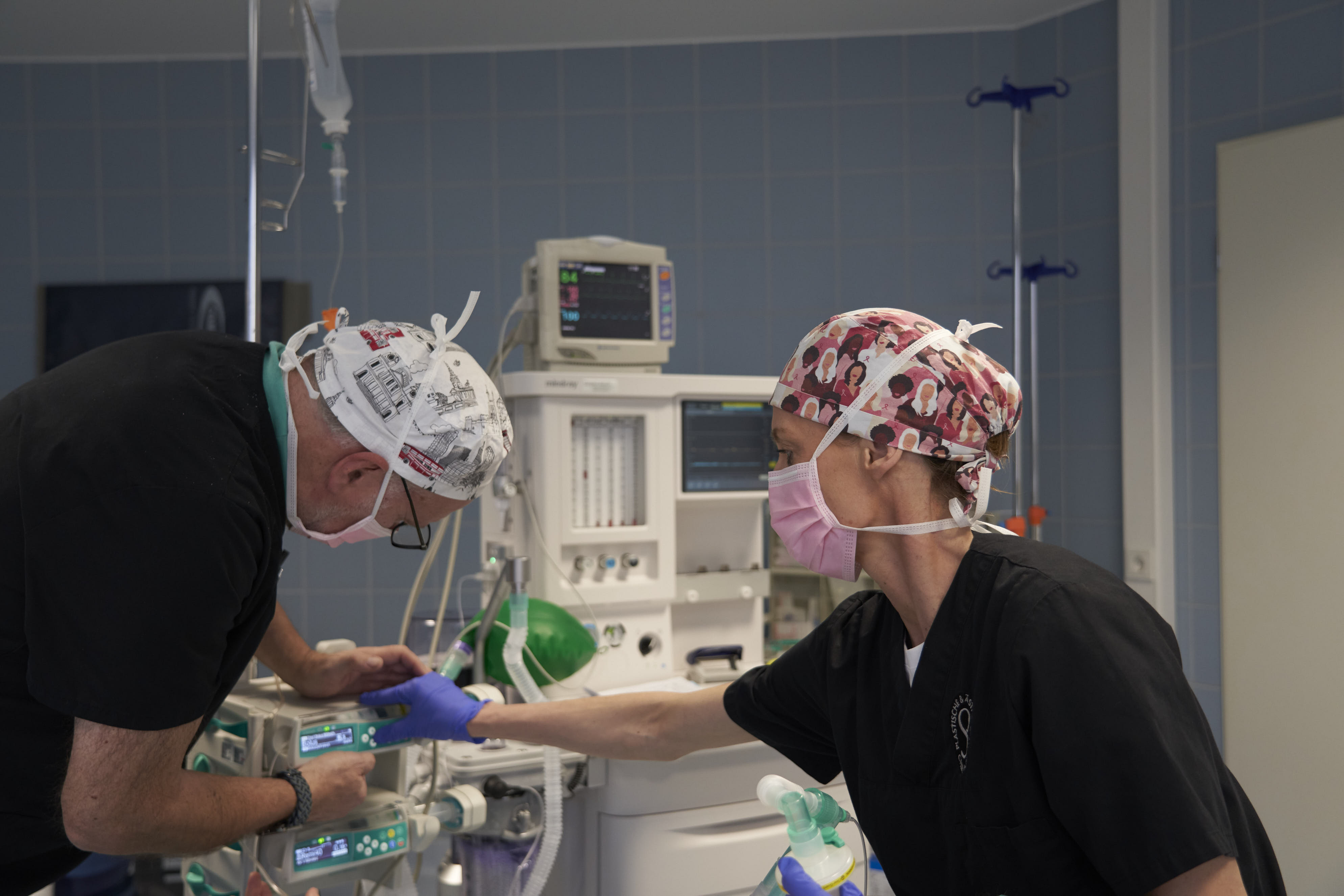 Fachärztin Johanna Weiland beim präzisen Einstellen der Anästhesie-Geräte für maximale Patientensicherheit.