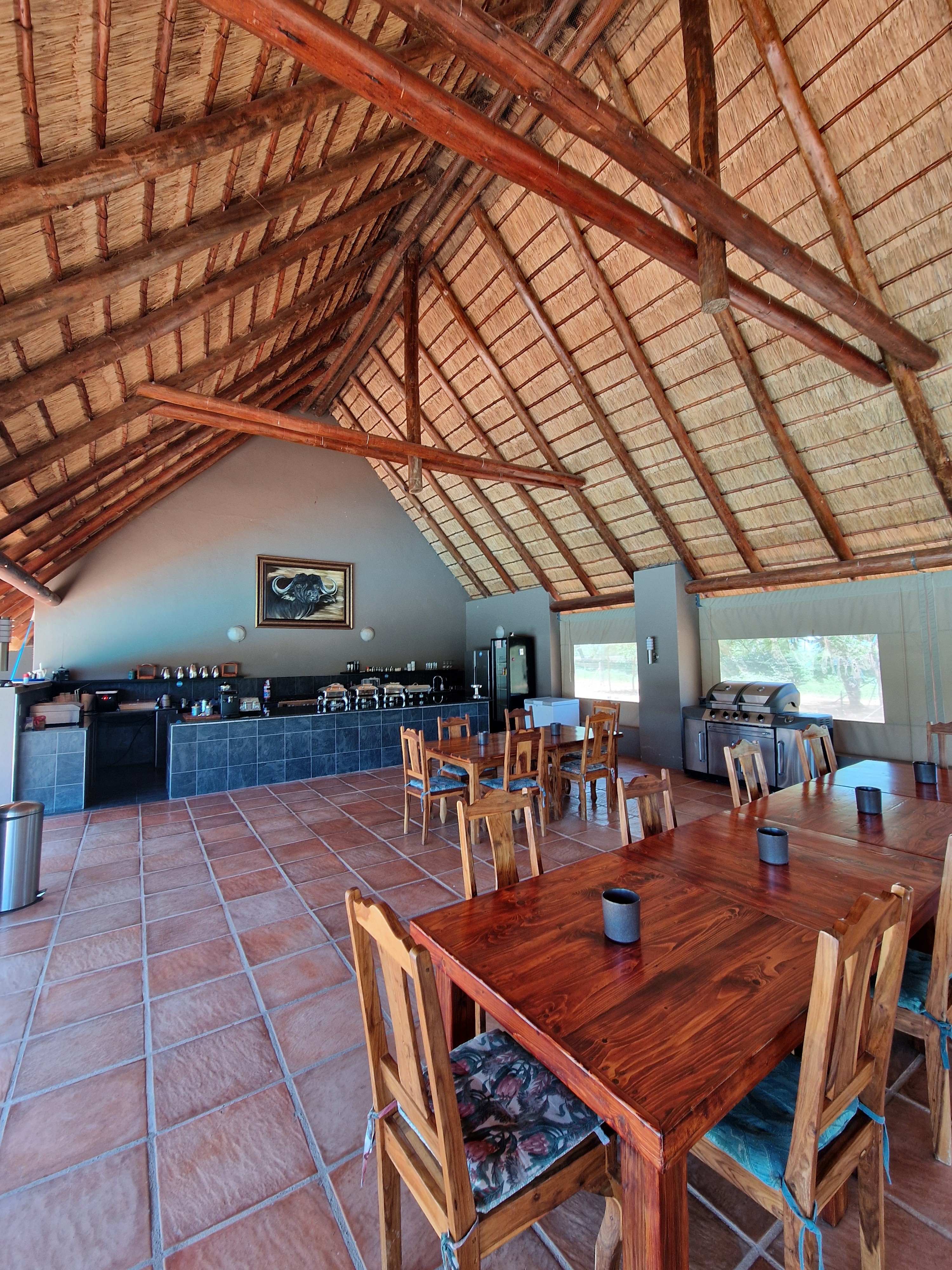 Kilimanjaro Elephant Ride, Arusha, Tanzania. En kvinna sitter och läser utanför ett tält uppsatt i vildmarken.