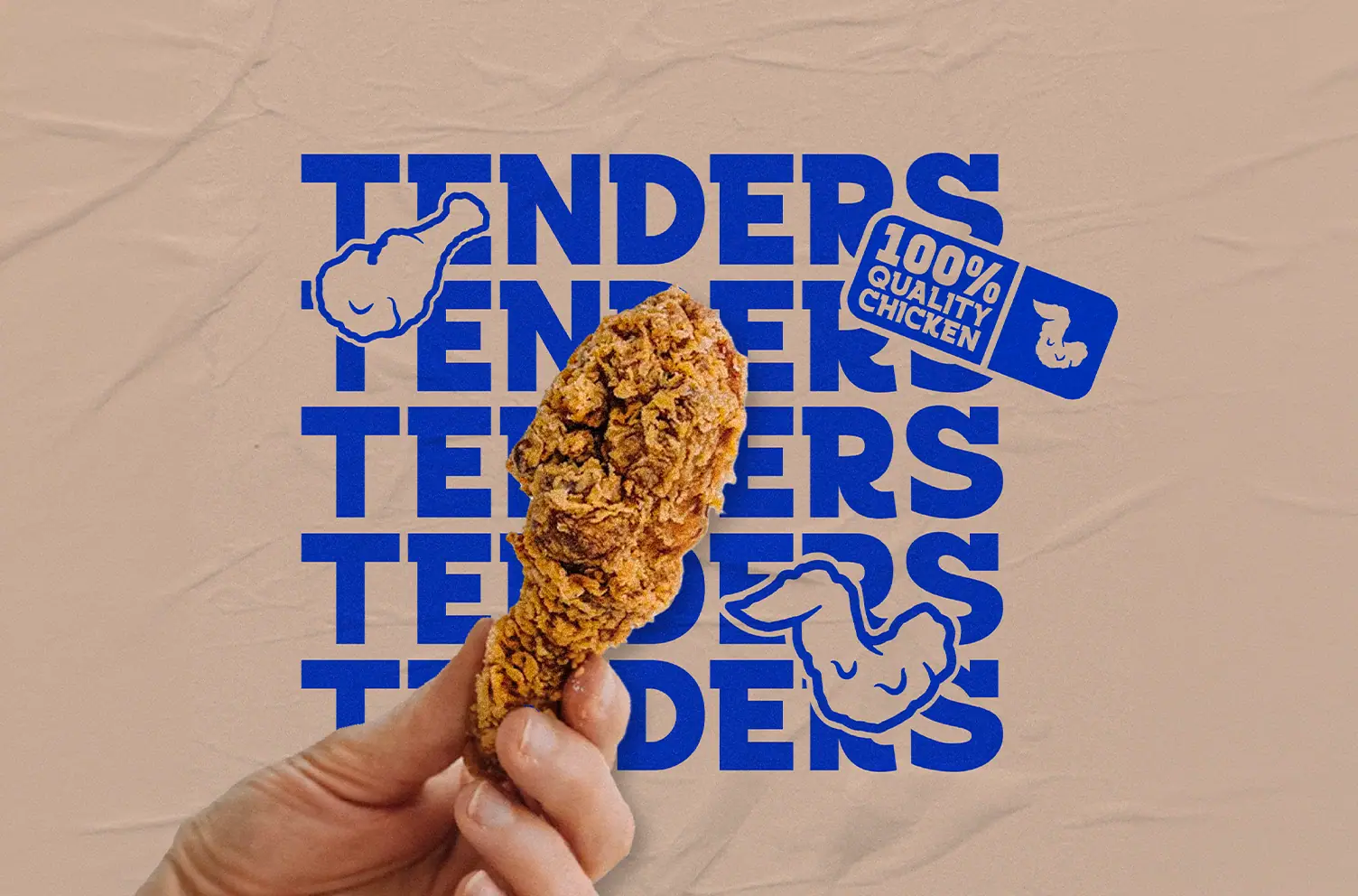Visuel social media Chicke'n Chips, tender de poulet frit tenu à la main sur fond typographique répétitif bleu Klein avec sticker "100% Quality Chicken".