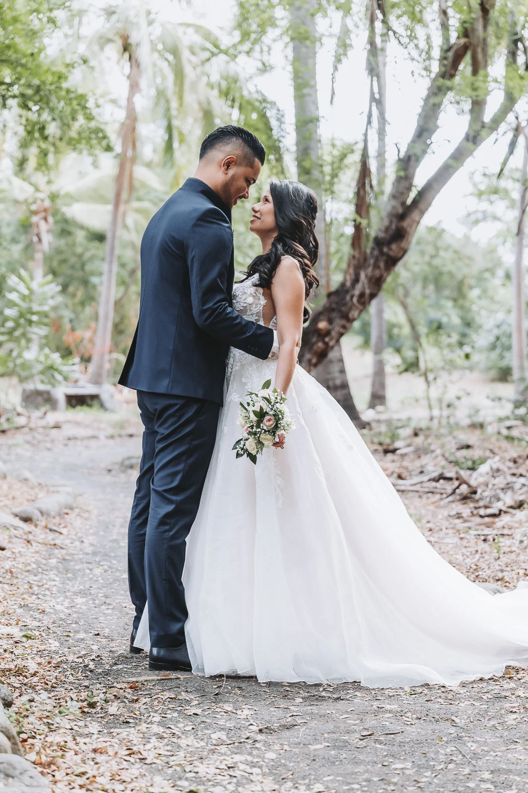 Promenade romantique des mariés en pleine nature — Mariage Réunion | David Dijoux