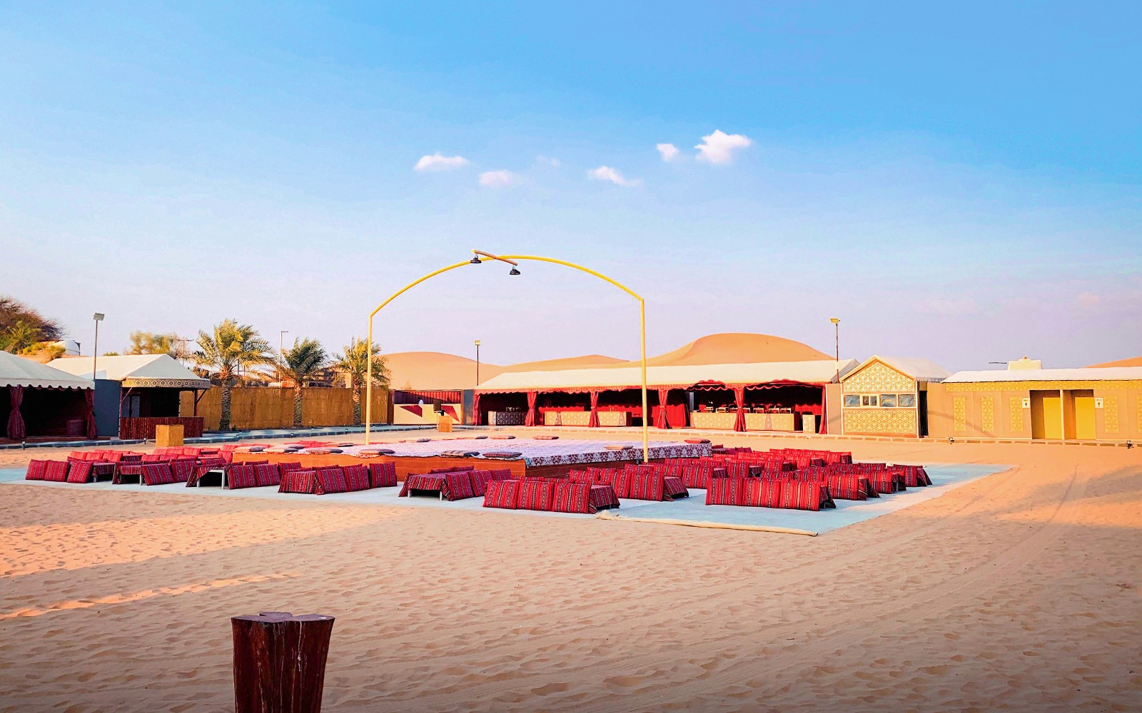 અબુ ધાબીની સાંજના સાફારી માટેનું રણ કેમ્પ સેટઅપ સીટિંગ અને મંચ સાથે.