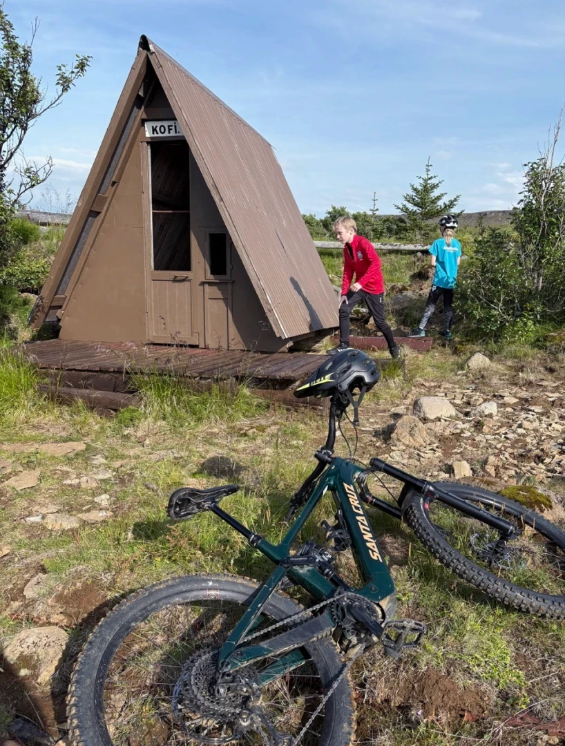 Kids look at tiny house on a biketour