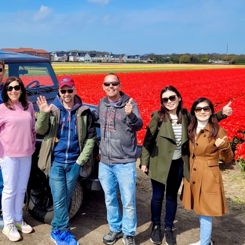 Sebuah kelompok yang menyenangkan di dekat ladang bunga tulip
