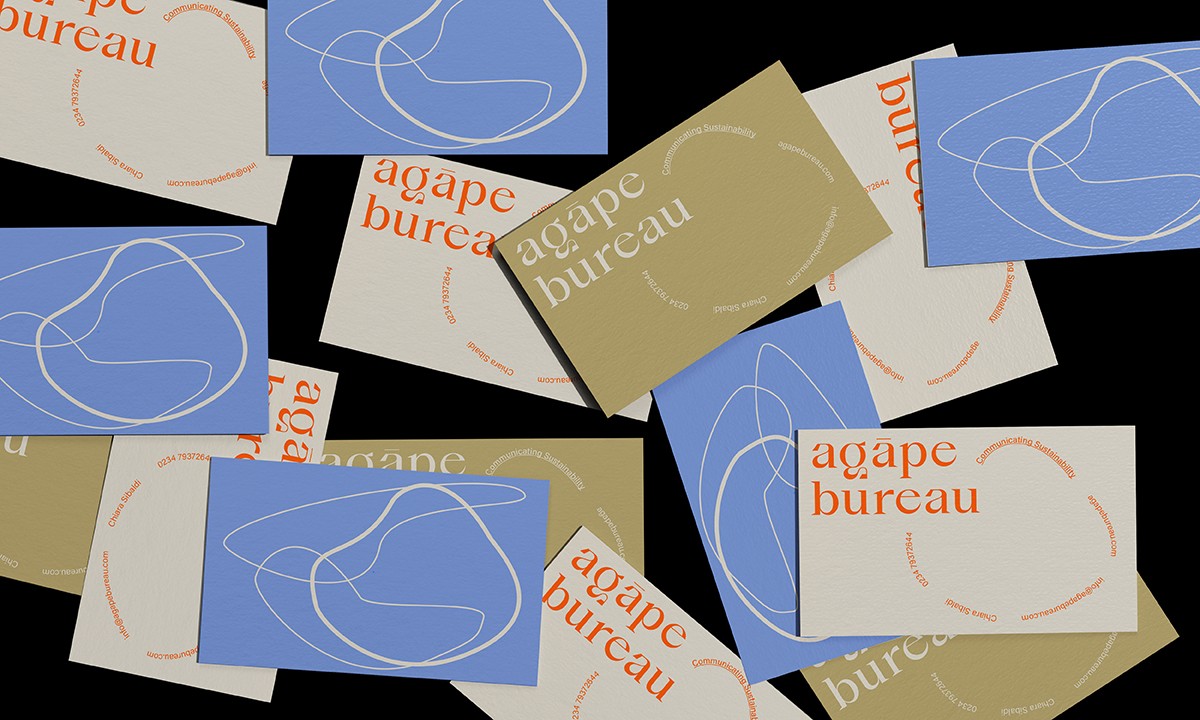 Viele Visitenkarten in unterschiedlichen Farben von dem Projekt agāpe bureau, eine Agentur, die sich auf die Kommunikation von Nachhaltigkeit von kreativ und kulturell geprägten Unternehmen spezialisiert hat