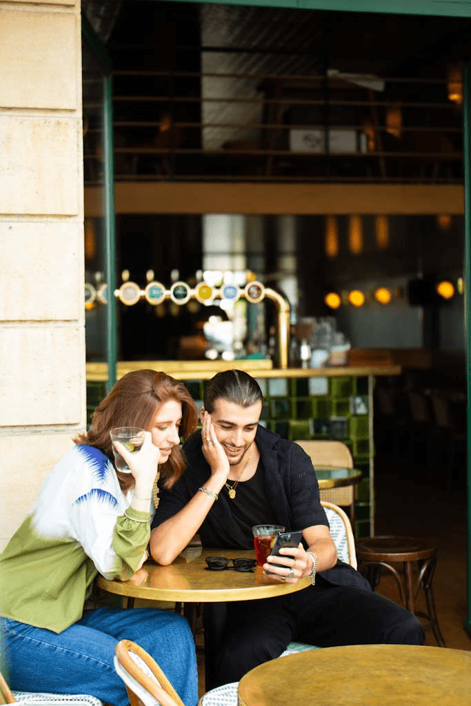 Un homme et une femme à une table de bar