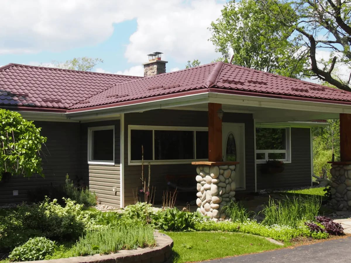 Metal roof on home Joliette - 50-year warranty