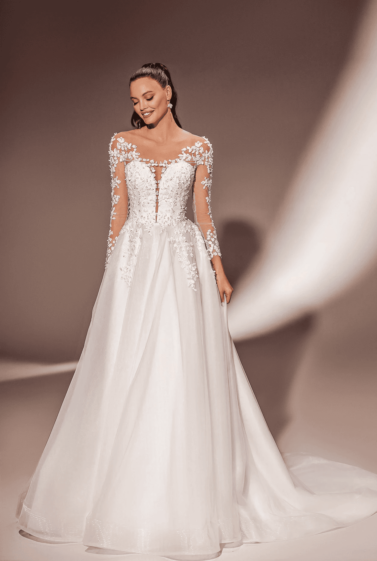 Elegantes Carmen-Ausschnitt Brautkleid mit zarter Spitze