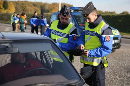 deux gendarmes controlant un automobiliste