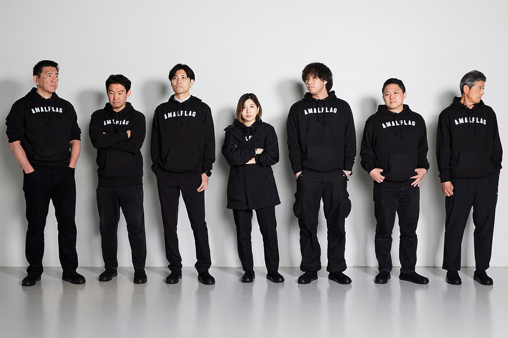 AMAL FLAG社員8名の集合写真