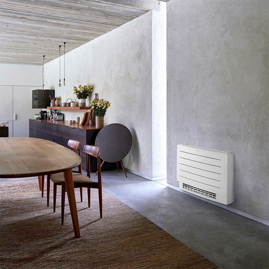 Sfeerbeeld Daikin van vrouw in woonkamer airconditioning