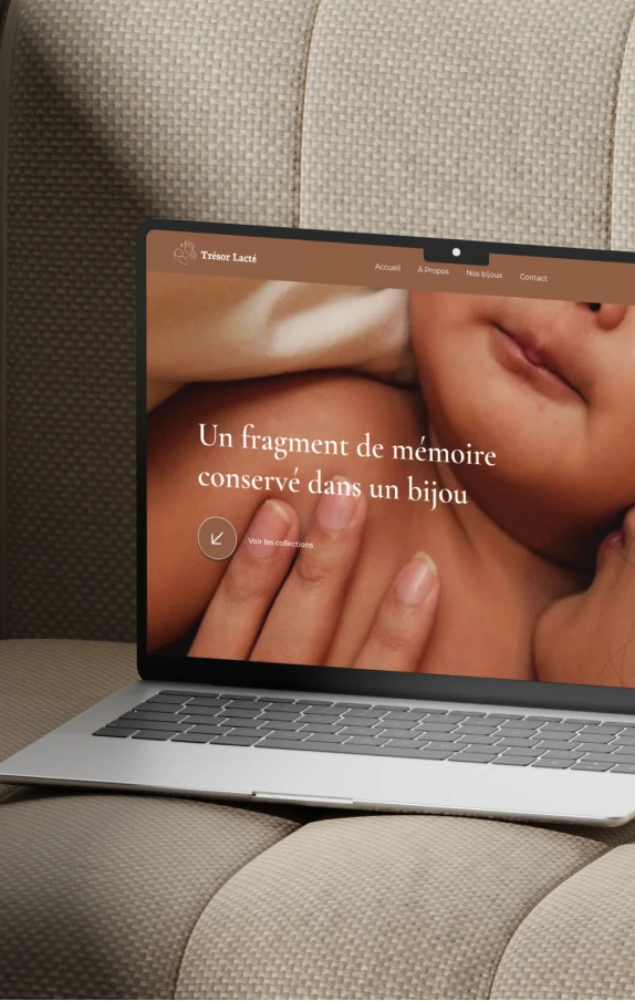Section d'en-tête du site Trésor Lacté sur un laptop. "Un fragment de mémoire conservé dans un bijou", design émotionnel.