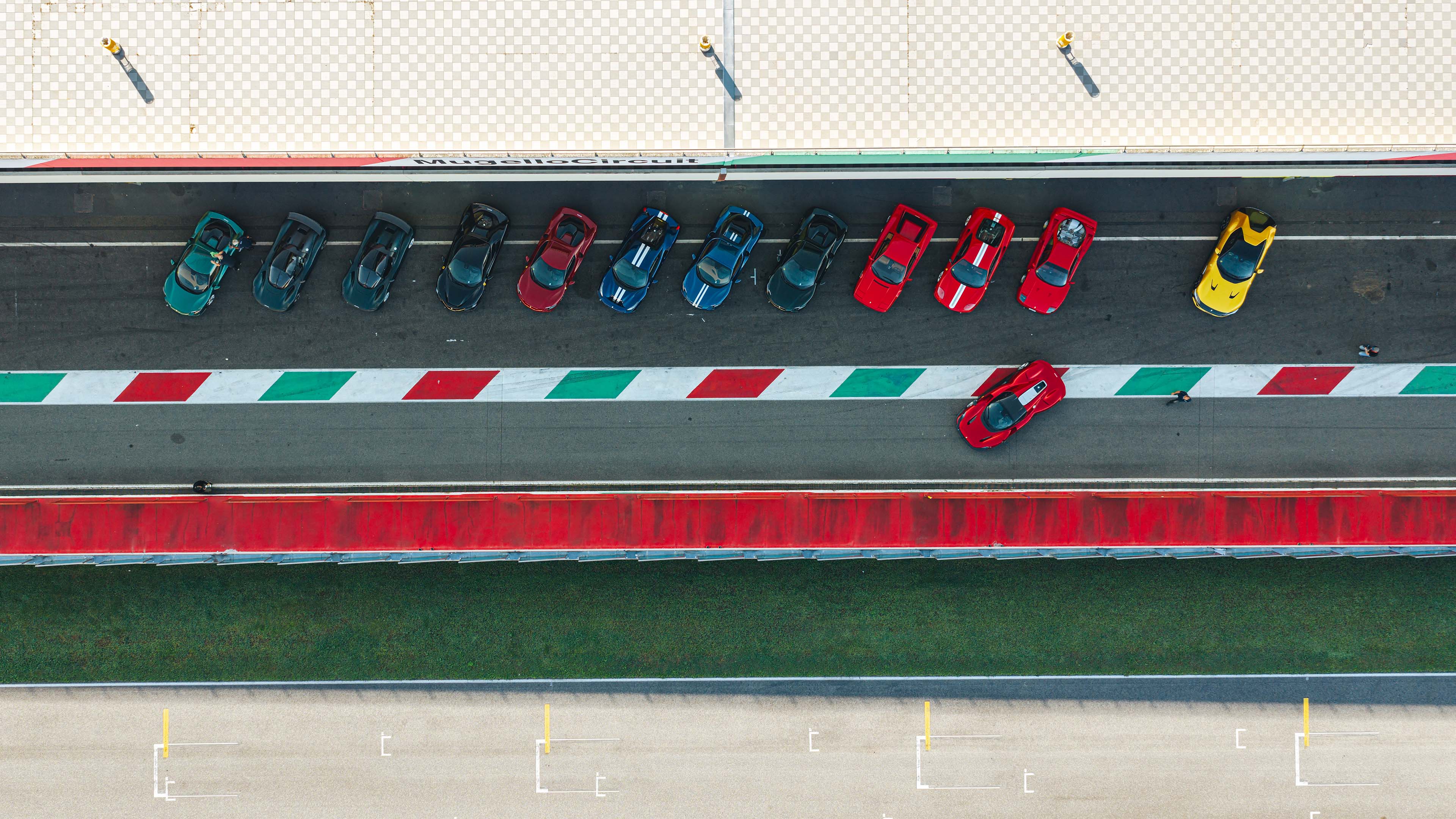 Foto da drone di Ferrari parcheggiate in pitlane al Mugello
