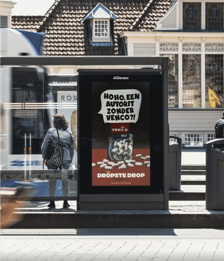 een man heeft als doel beneden koffie te drinken, maar hij is er nog steeds naartoe onderweg