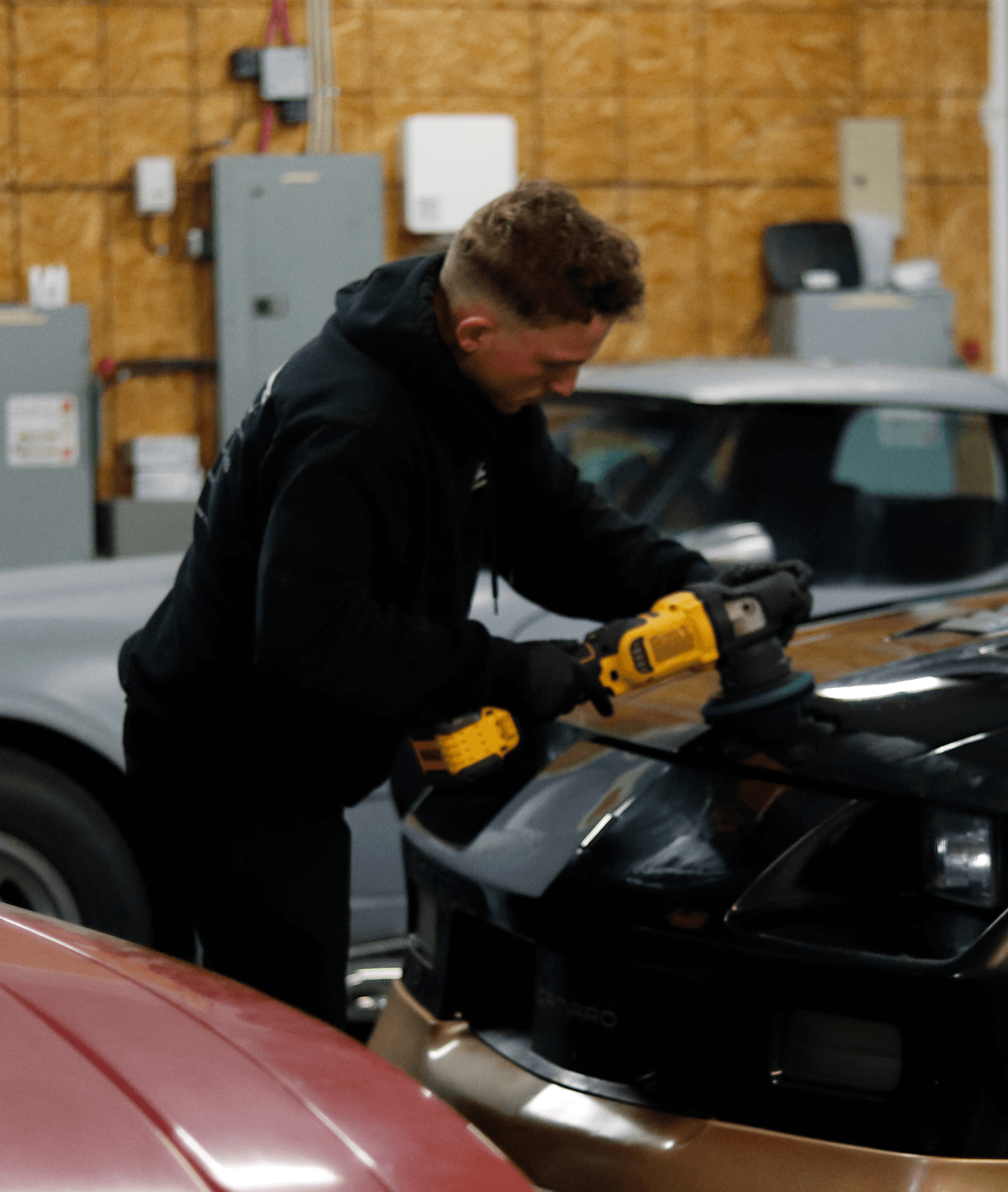 Nettoyage complet extérieur et intérieur de véhicule, pour un entretien régulier et une voiture propre.