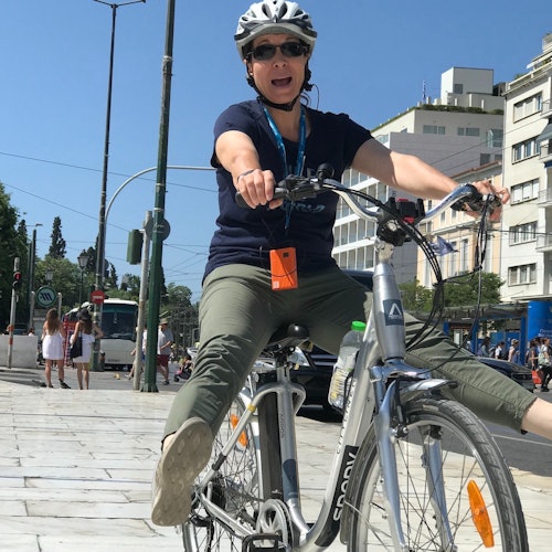 宪法广场的快乐骑行者