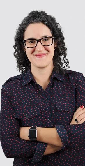 Mulher sorrindo no atendimento juridico