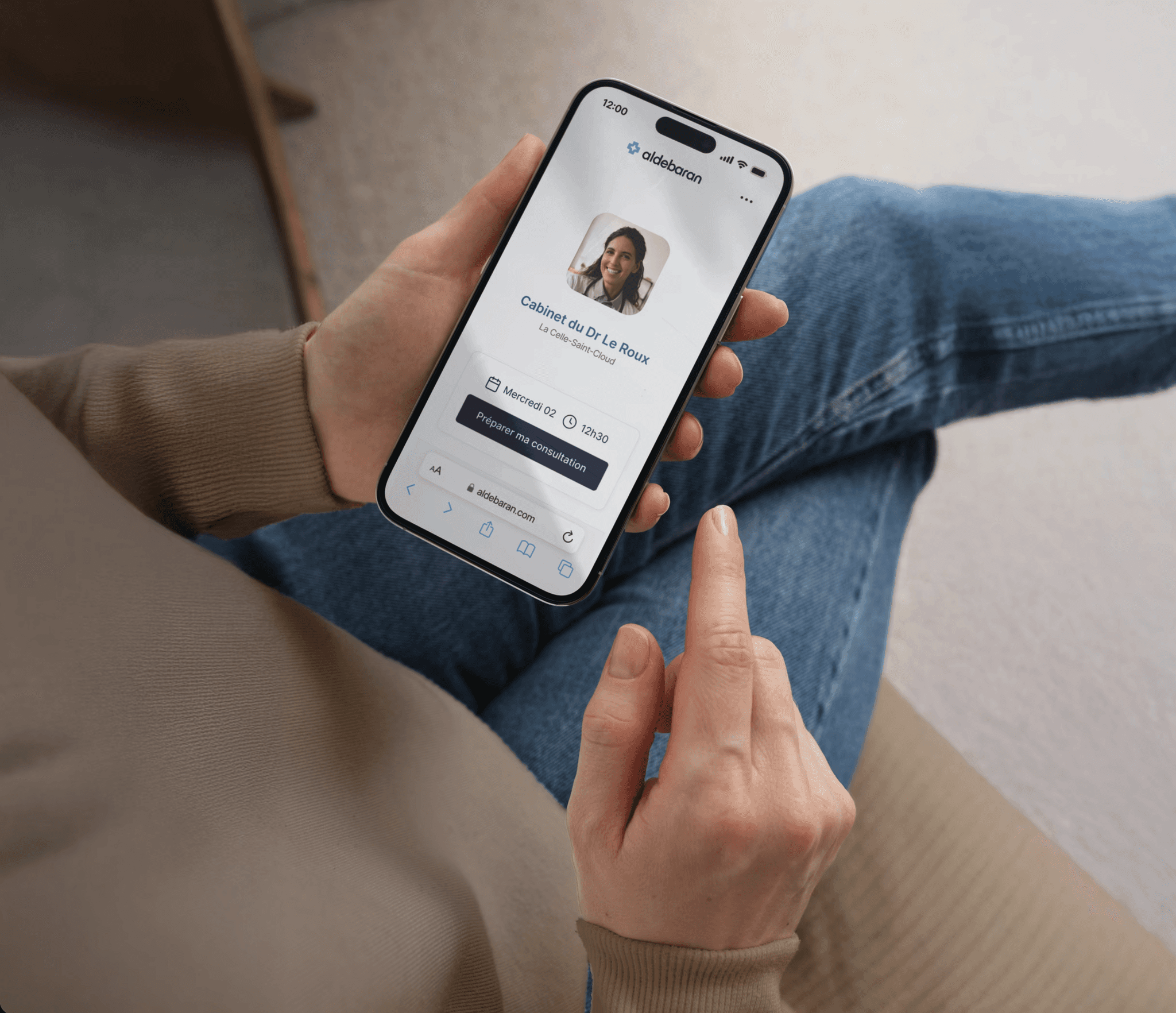 Patient remplissant un questionnaire médical avant son rendez-vous