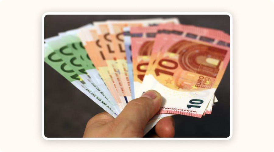 Un assortiment de billets de banque en euros, illustrant l'idée d'investir dans des outils payants pour une analyse concurrentielle plus approfondie.