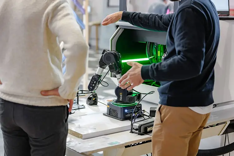 Démonstration de produit innovant lors d’un événement tech photographié à Grenoble