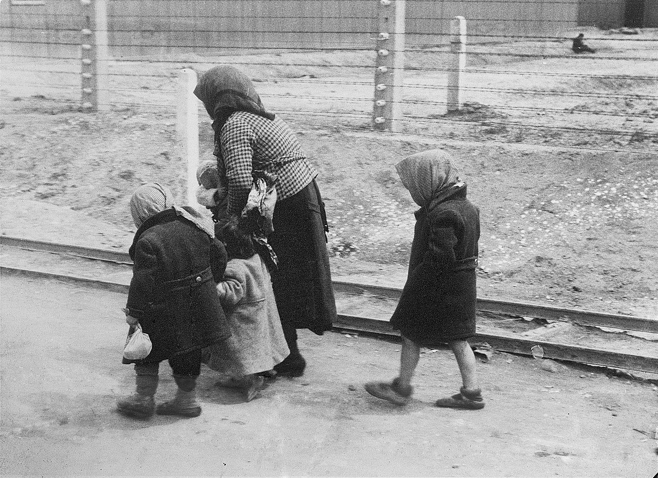 Idős nő és és gyermekek Auschwitz–Birkenauba érkezése