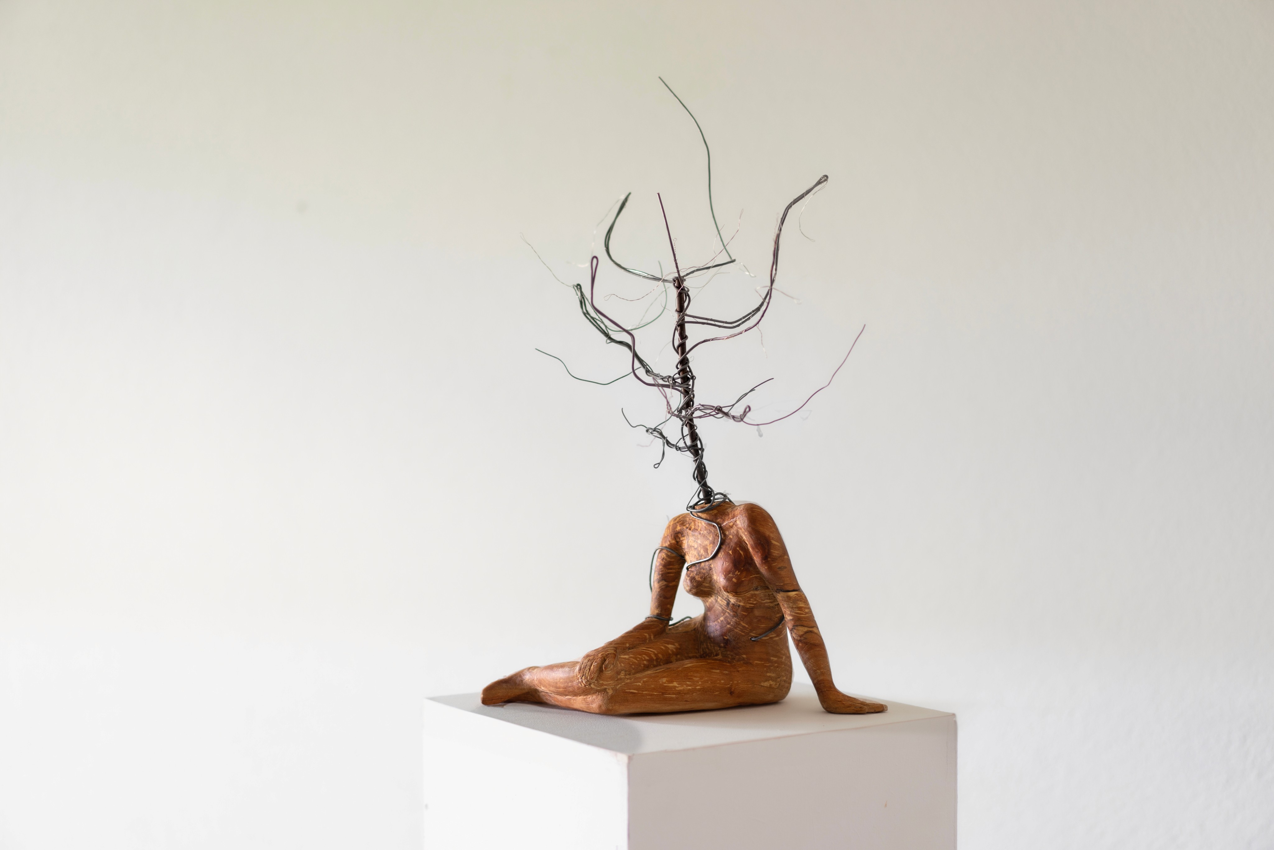 Beeld van zittende dame op sokkel