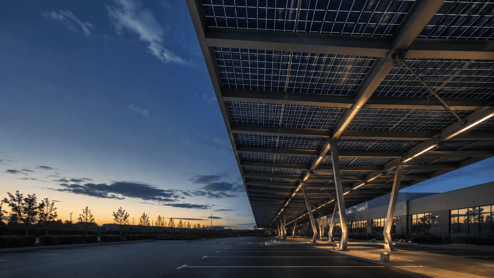 Ombrière photovoltaïque de parking professionnel au coucher du soleil