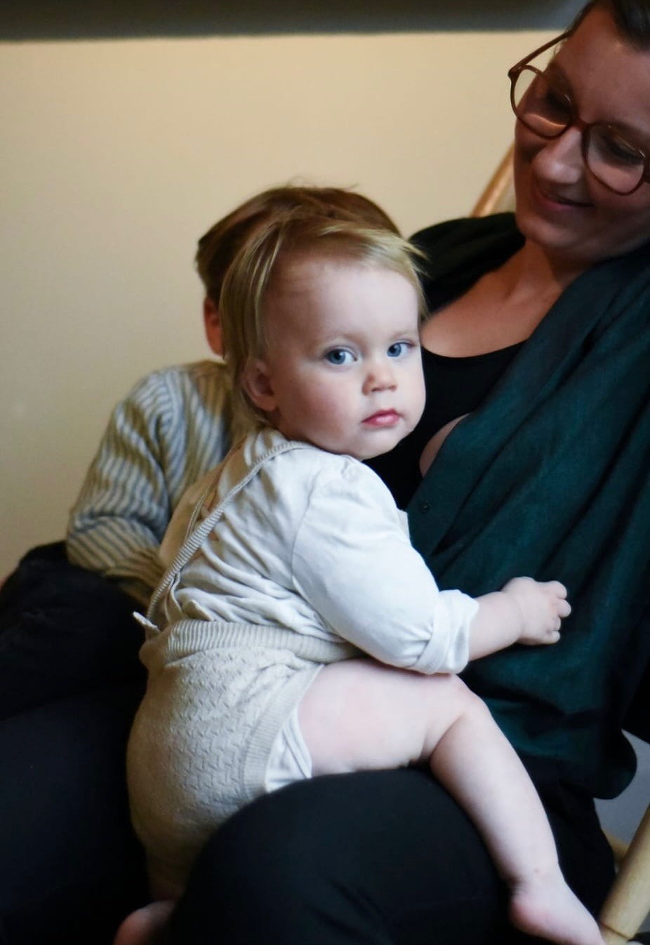 Quatre jeunes mamans élégantes portent des chemisiers d’allaitement pratiques et raffinés dans des teintes vert émeraude, orange et bordeaux. Confortables et tendance, ils permettent d’allaiter facilement grâce à des ouvertures discrètes, tout en mettant en valeur la silhouette. Parfait pour illustrer la maternité moderne et naturelle, ce visuel reflète douceur, complicité et style pour les femmes qui souhaitent allaiter avec confort et élégance.