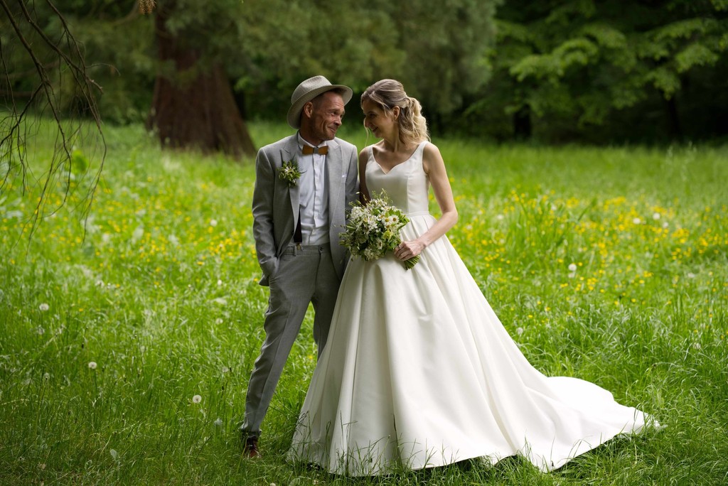 Svatební fotografie v přírodě - zamilované pohledy