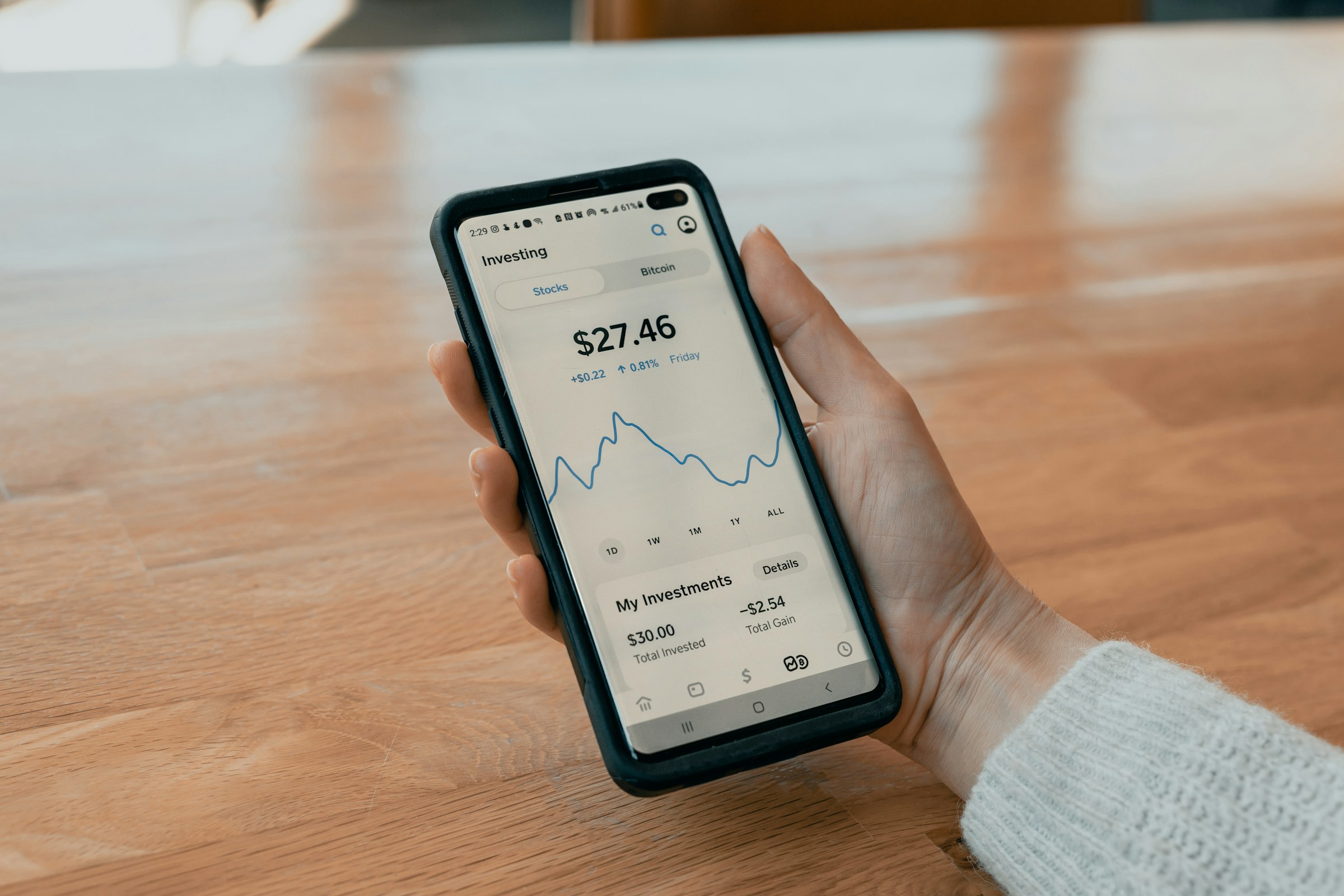 man looking at stocks - Investing Economic Calendar