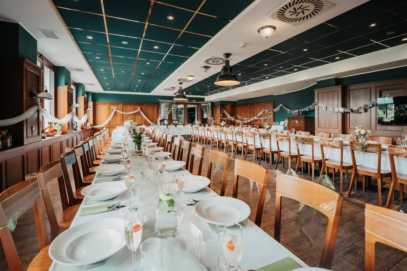 Slavnostně prostřená svatební tabule v sále Restaurace Na Golfu