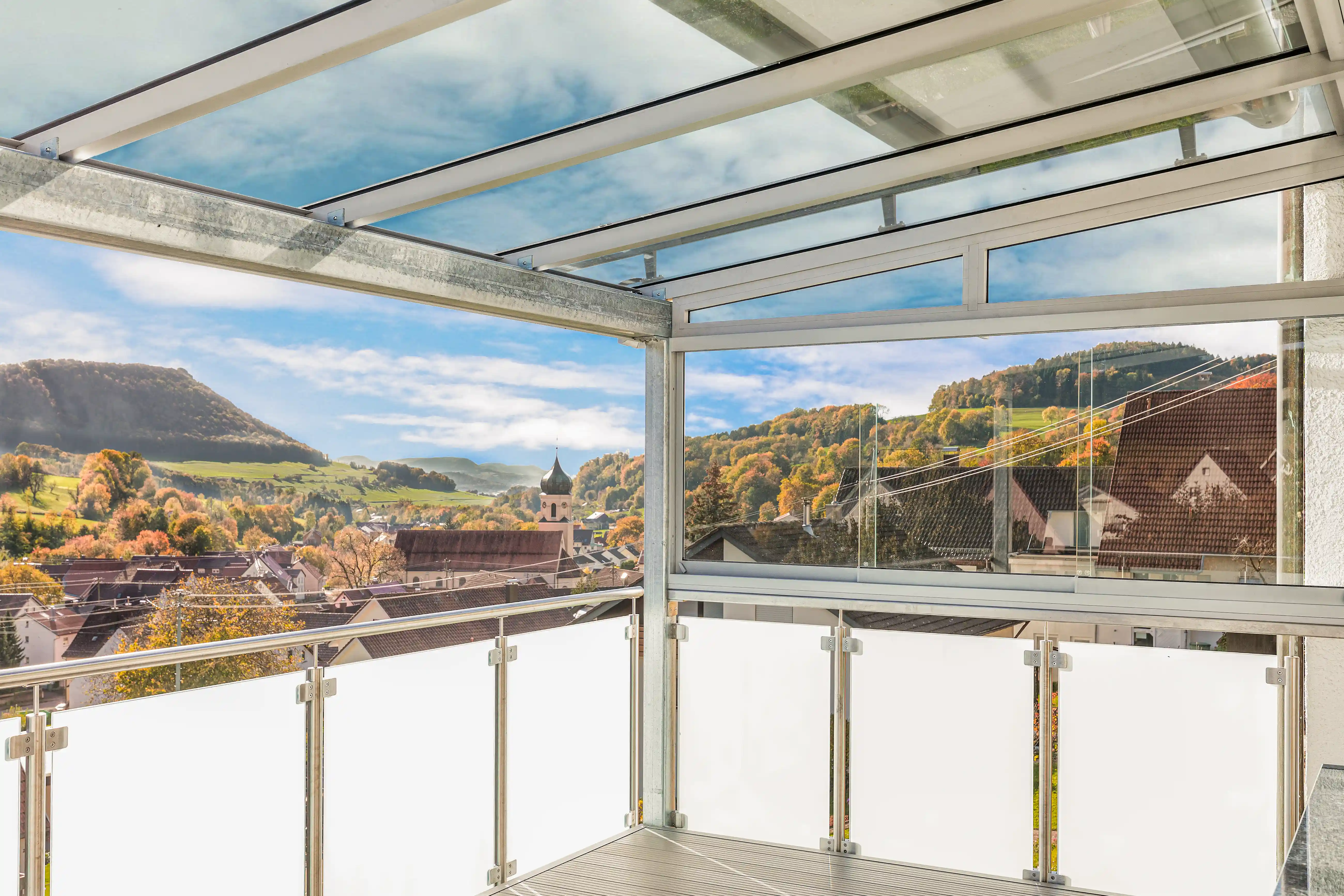 Aufnahme der Überdachung mit Schiebwand aus Glas zum effektiven Windschutz