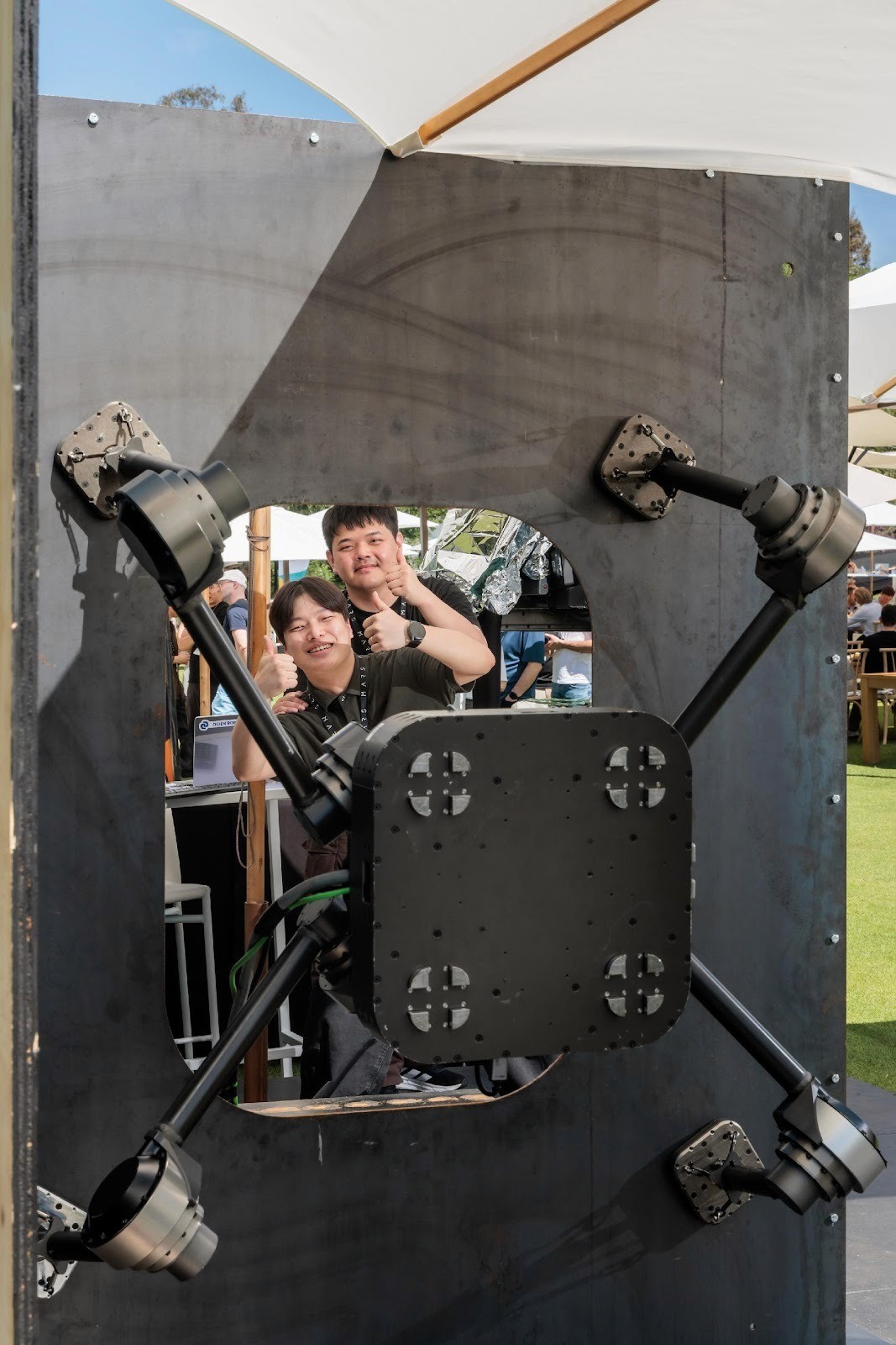 DIDEN Spider가 철 구조물 벽면에 부착되어 시연 중인 모습