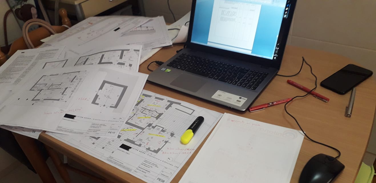 Un bureau sur lequel se trouvent un ordinateur portable et des papiers